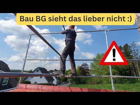 Restarbeiten am Gerüst. Nach Ringanker fertig für Dachstuhl/Dachdecker.