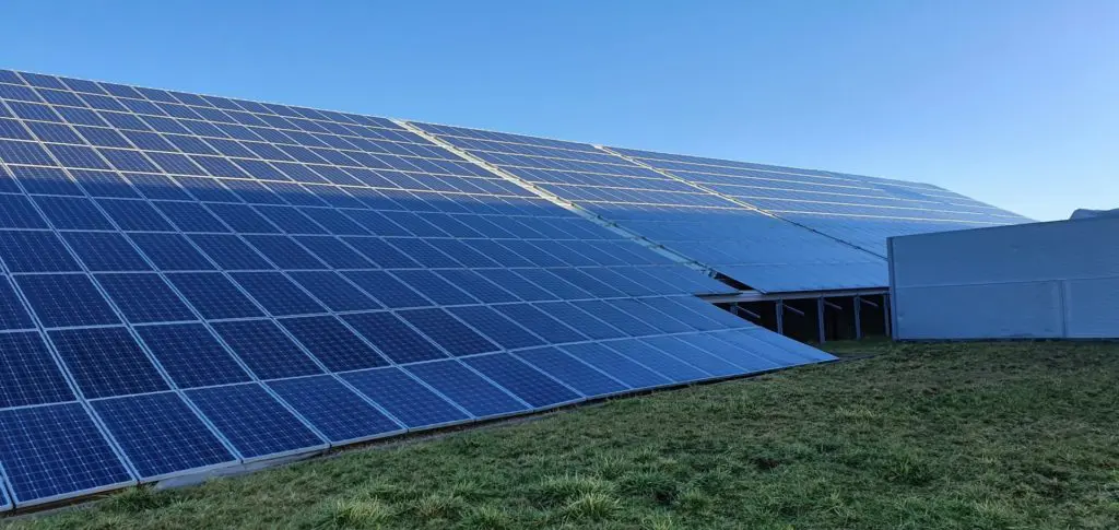 Freiland Solaranlage Solarpark in der Eifel Große Solaranlage Freiland auf Gewerbedach Energiesparen