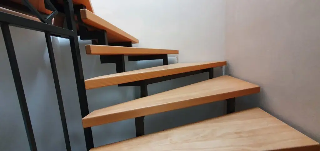 Buche Holzstufen auf Metalltreppe Buche Holzstufen auf Metalltreppe