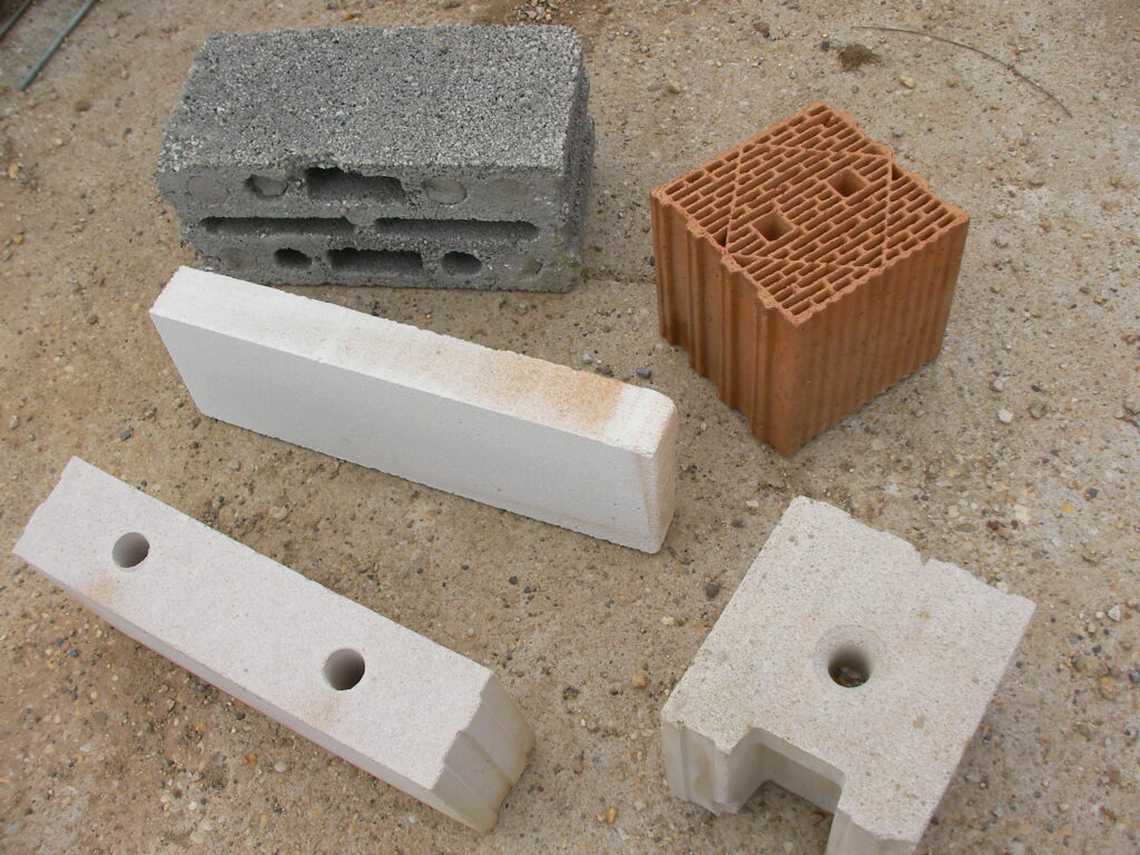 4 Arten von Mauersteine. Poroton, Bims, Kalksandstein und Porenbeton/Ytong.
