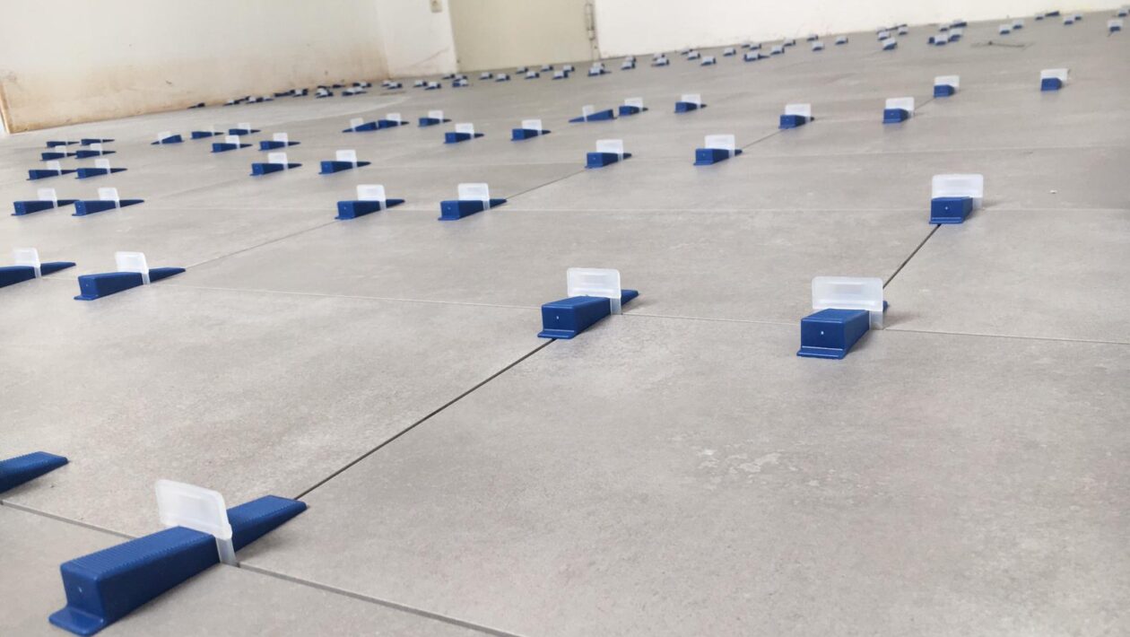 Fliesen Nivelliersystem Fliesenkeile verlegt