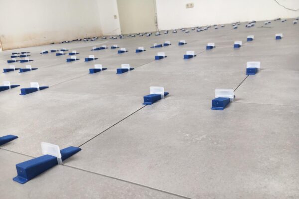 Fliesen Nivelliersystem Fliesenkeile verlegt