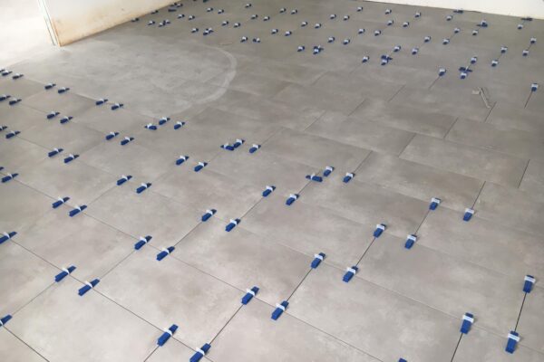 Verlegte Bodenfliesen mit Fliesen Nivelliersystem Fliesenkeile